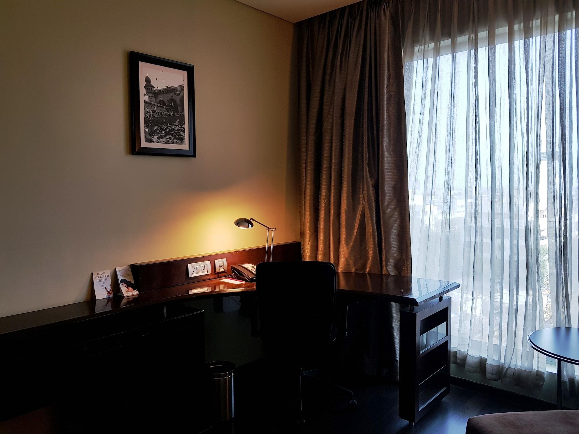 Vivanta Hyderabad, Begumpet Экстерьер фото A room at the Taj Bengal