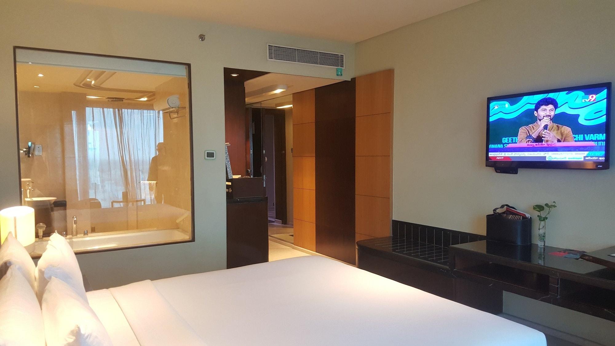Vivanta Hyderabad, Begumpet Экстерьер фото A room at the hotel