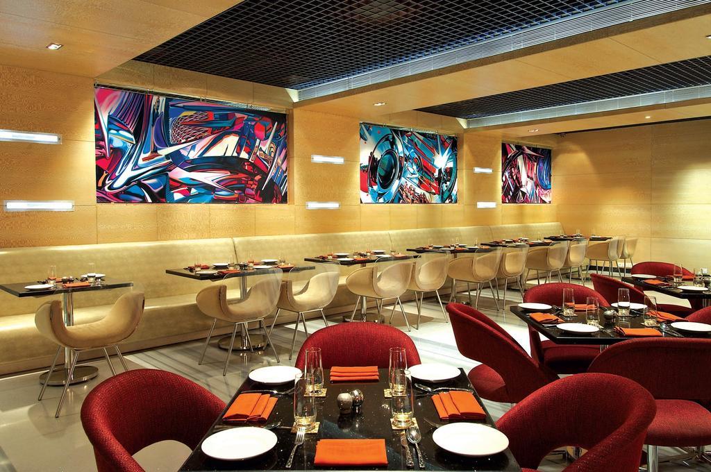 Vivanta Hyderabad, Begumpet Экстерьер фото The interior of the restaurant