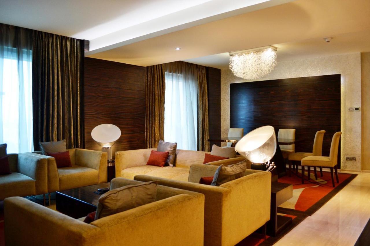 Vivanta Hyderabad, Begumpet Экстерьер фото The interior of a suite at the hotel