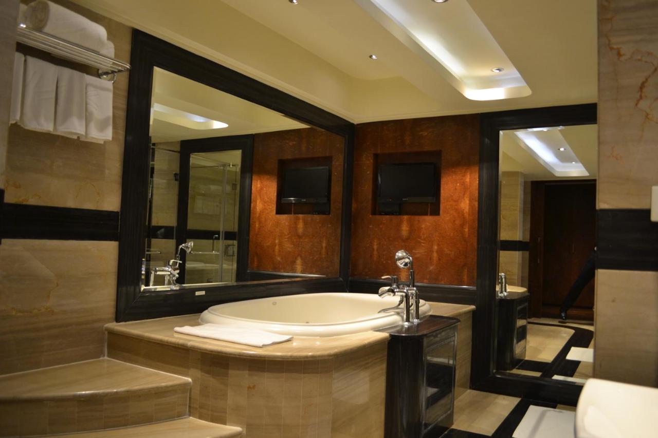 Vivanta Hyderabad, Begumpet Экстерьер фото Bathroom